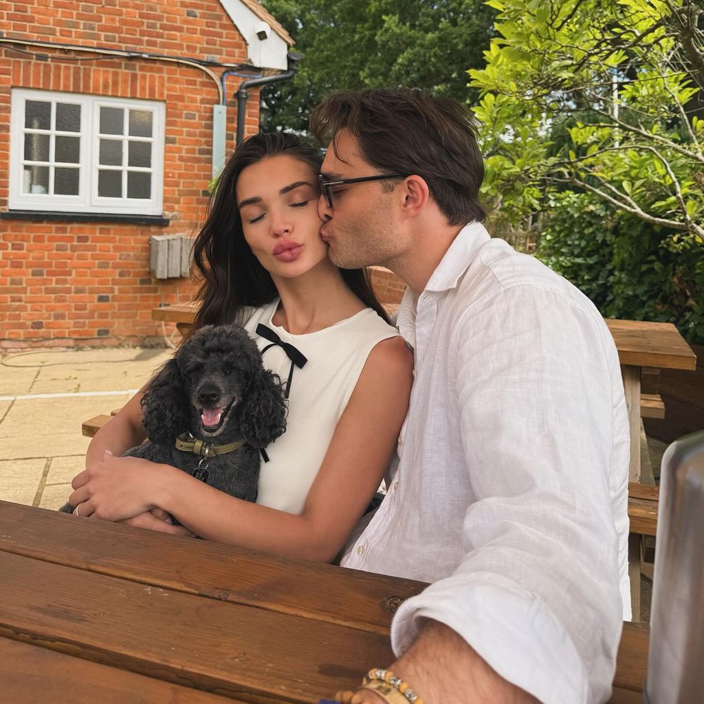 Amy Jackson und Ed Westwick im Juli 2025