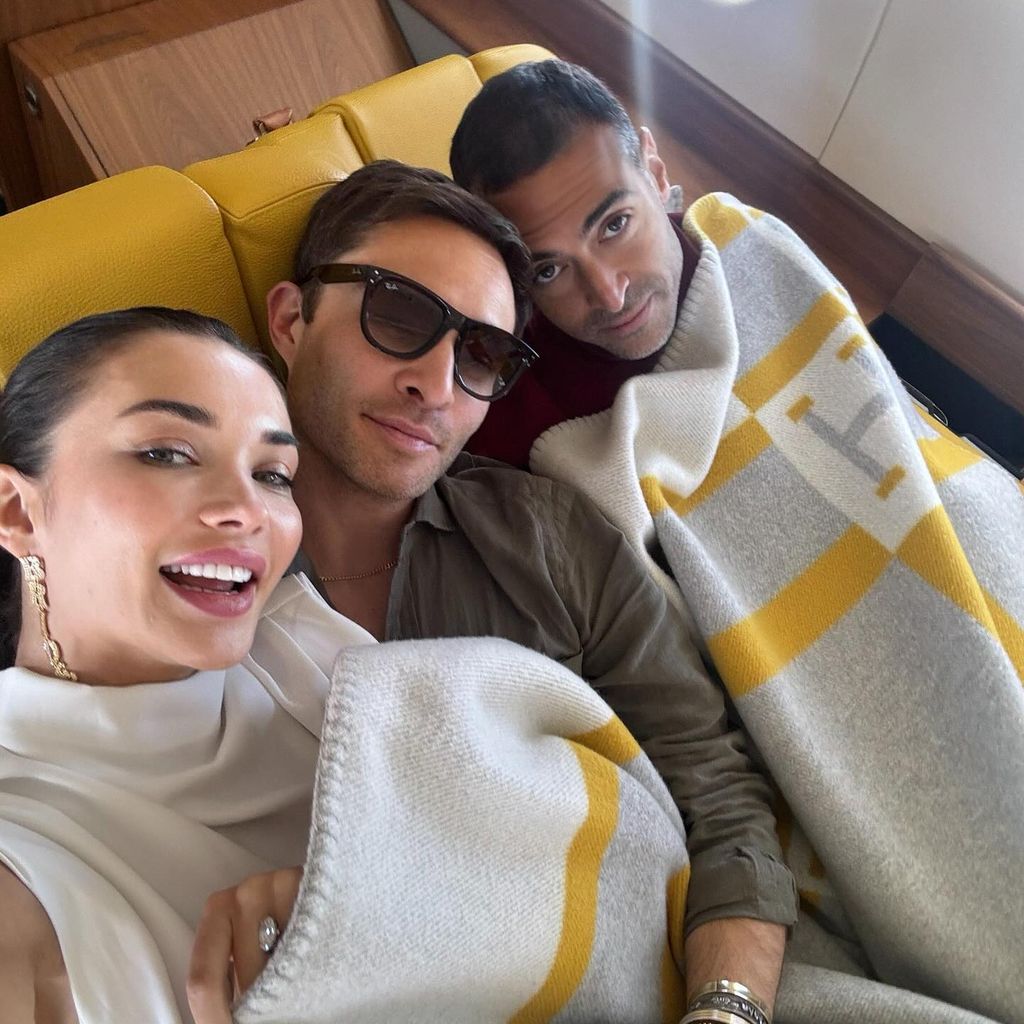 Amy Jackson und Ed Westwick mit einem Freund