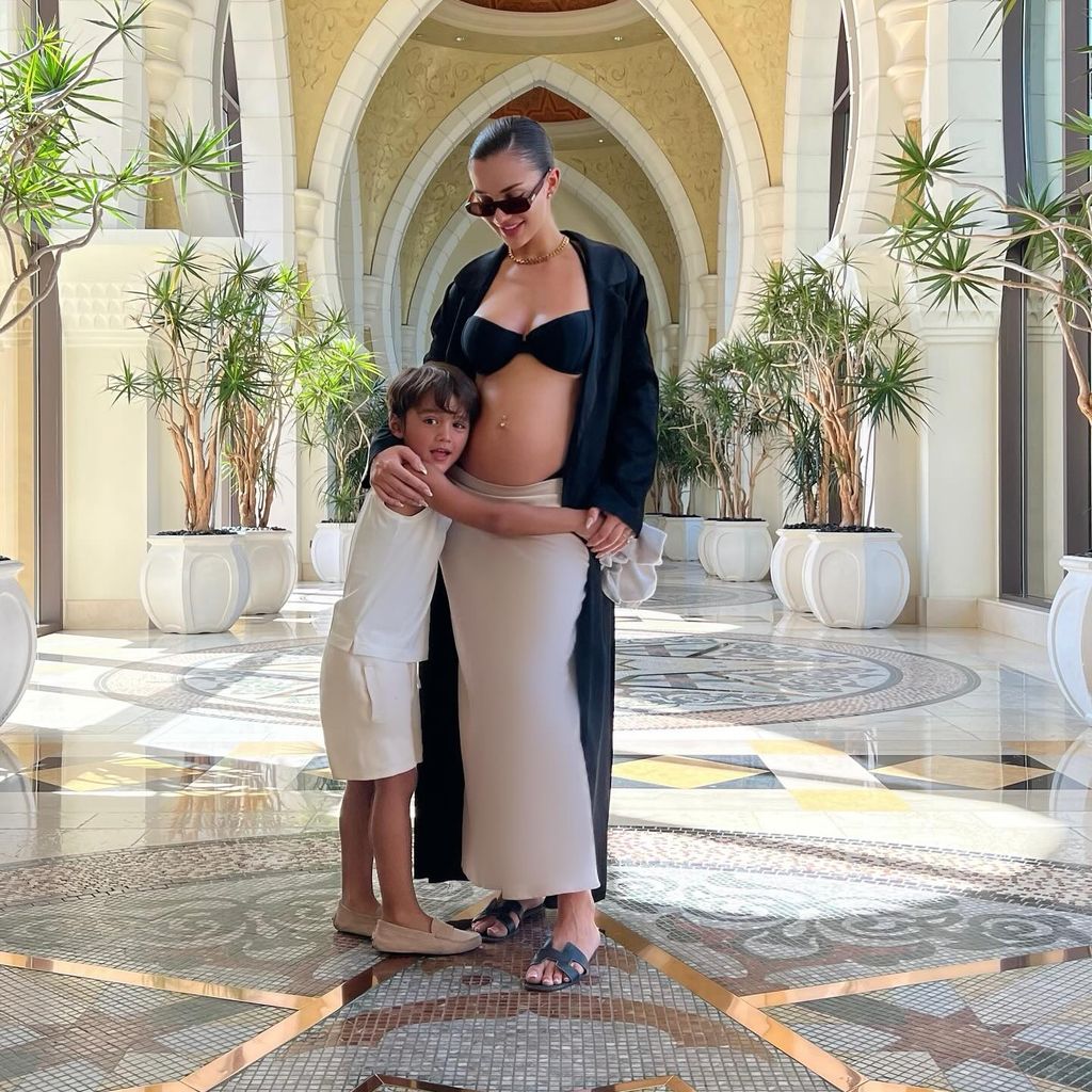 Amy Jackson und Sohn Andreas 2024 in Dubai