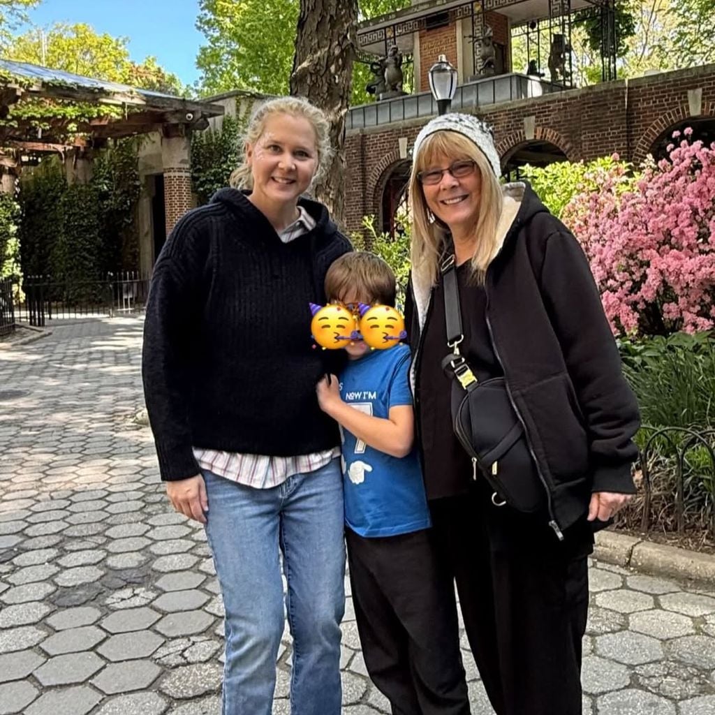 Amy Schumer, Gene und Sandra Schumer posieren im Mai 2026