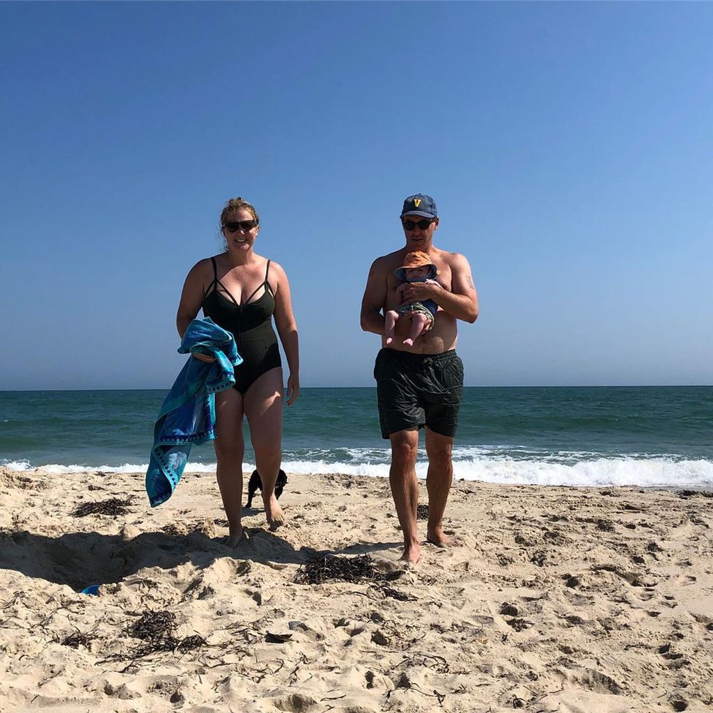 Amy Schumer mit Mann Chris und Baby Gene am Strand, Juli 2019