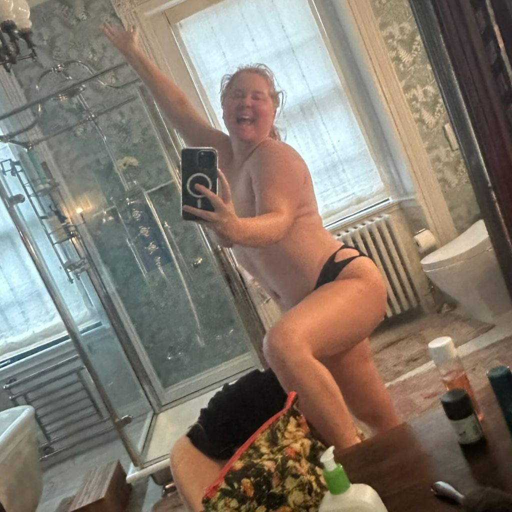 Amy Schumer leicht bekleidet vor dem Badezimmerspiegel