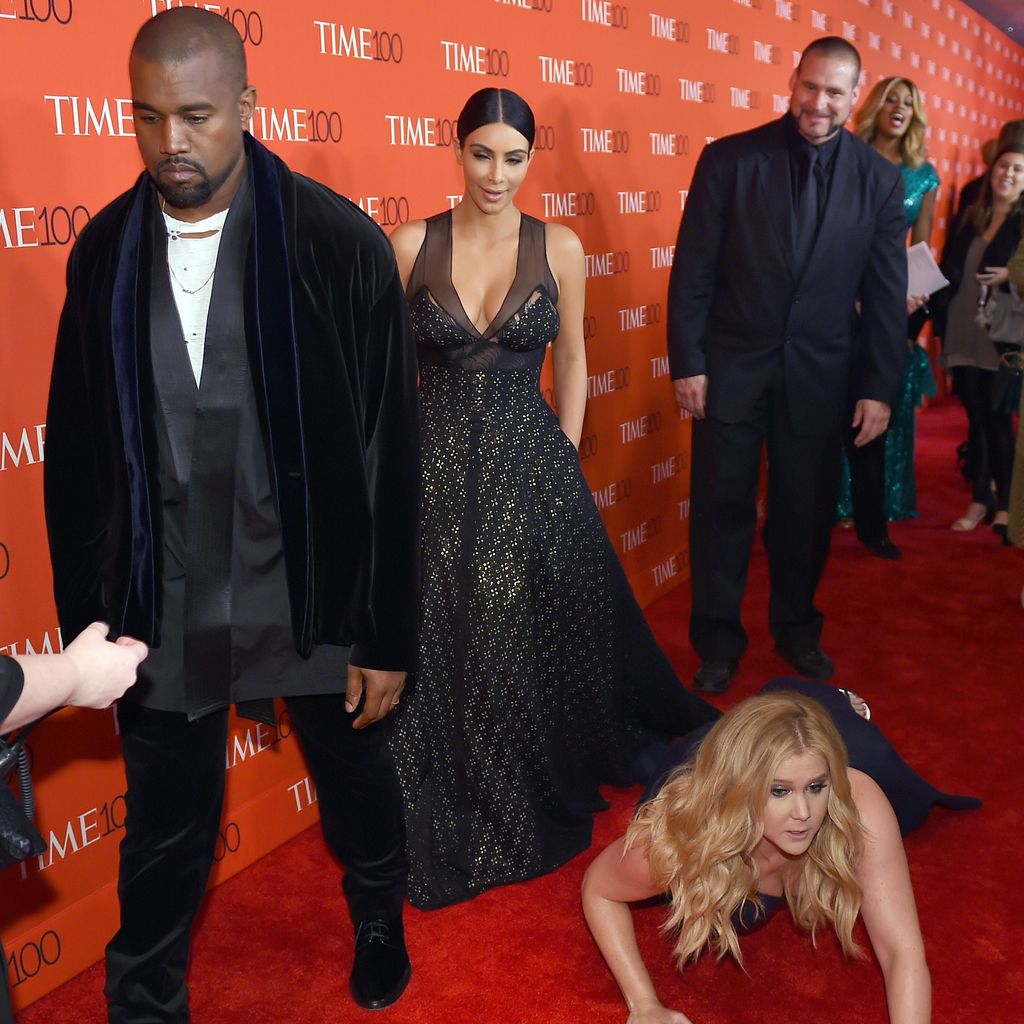 Amy Schumer stolpert scherzhaft vor Kim Kardashian und Kanye West bei der Time 100 Gala 2015 in New York