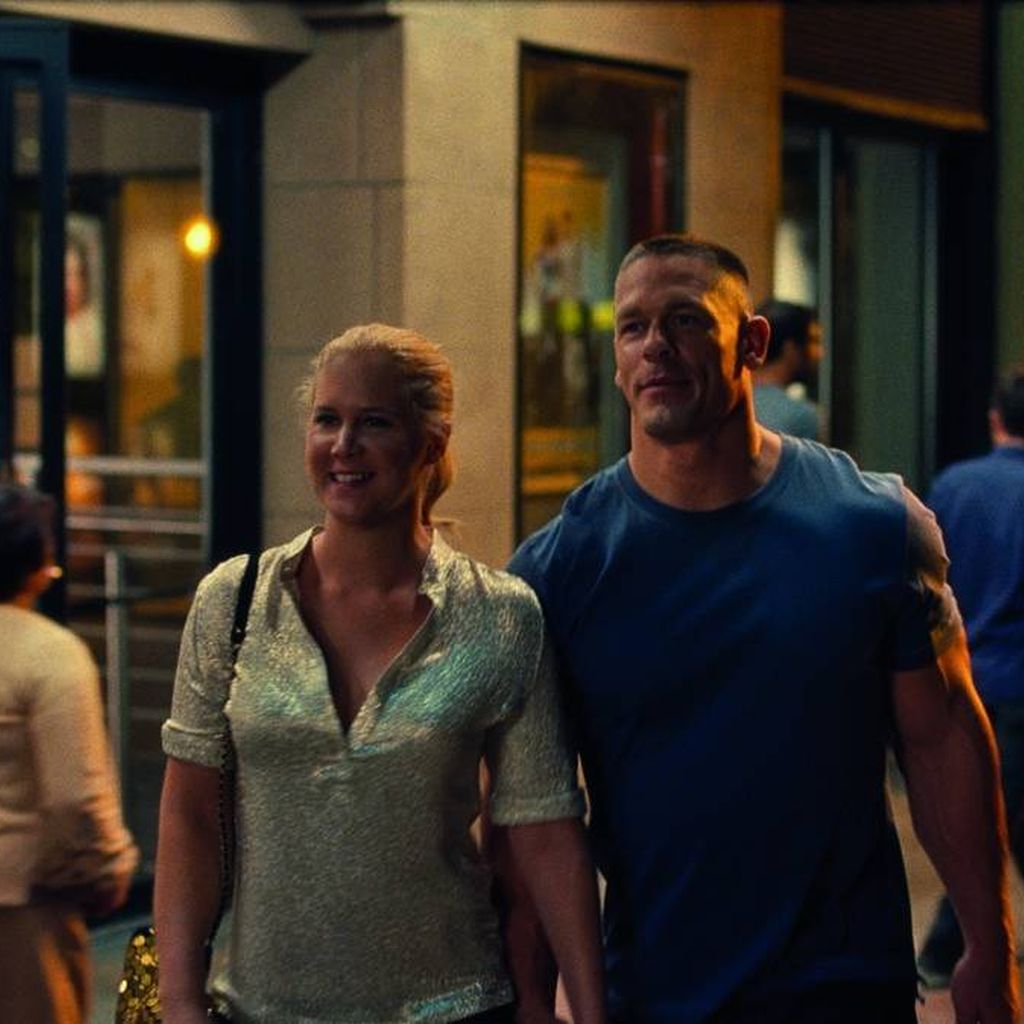 Amy Schumer und John Cena in einer Szene aus "Trainwreck", 2015