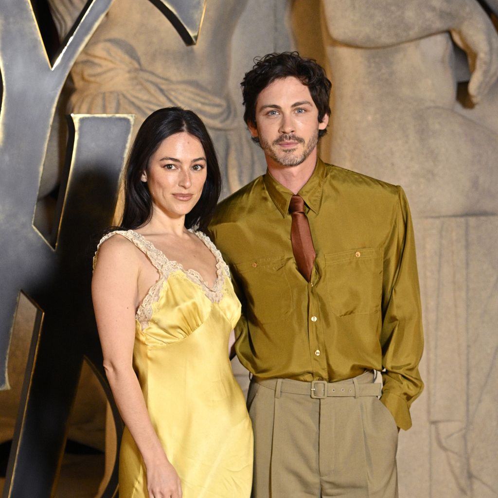 Ana Corrigan und Logan Lerman auf der Pariser Fashion Week, März 2026