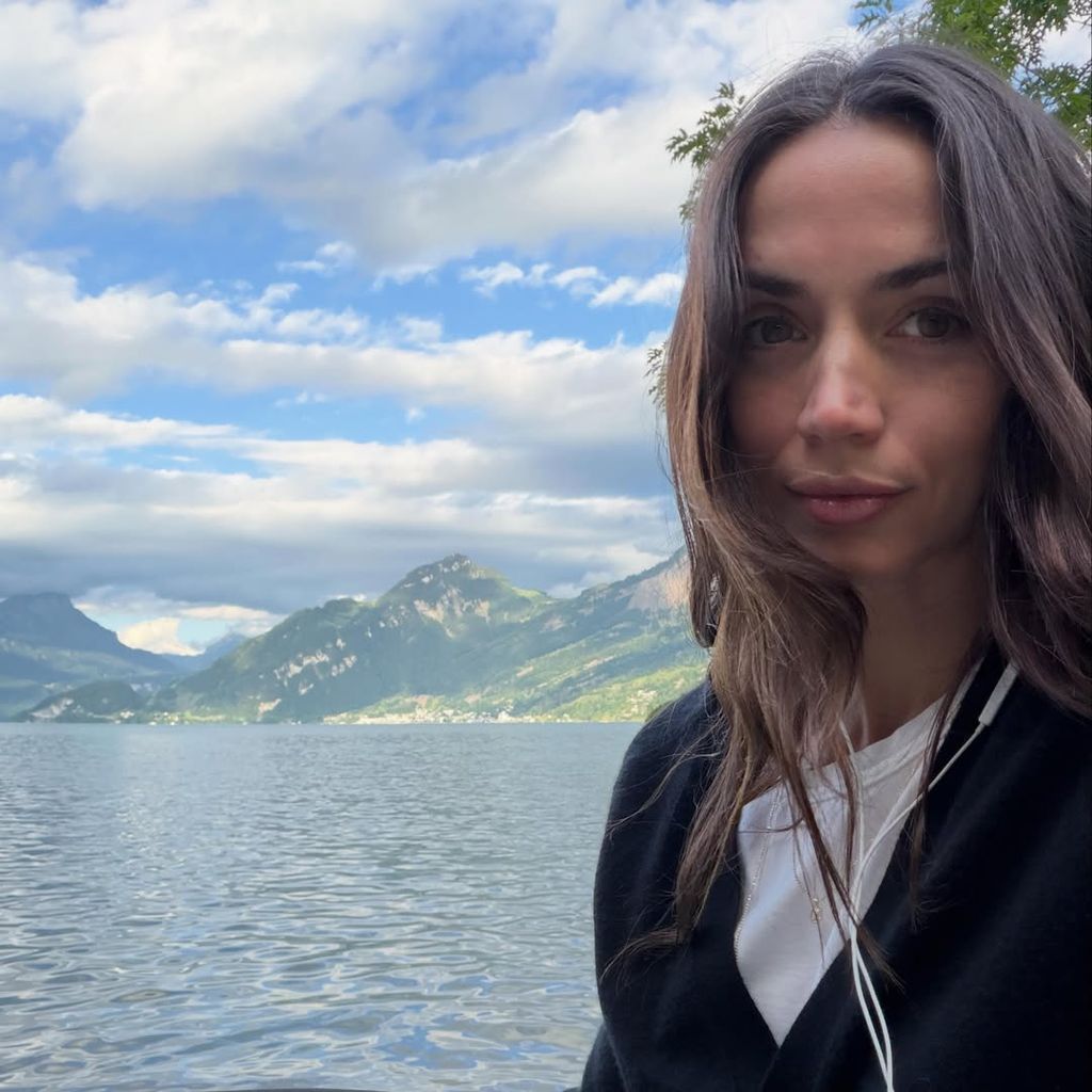 Ana de Armas am See
