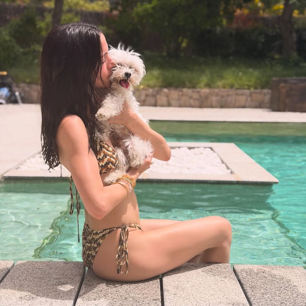 Schauspielerin Ana de Armas im knappen Bikini und ihr Hund genießen den Urlaub am Pool.