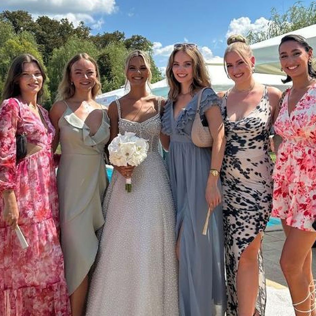 Ana Martinović mit ihren Freundinnen bei ihrer Hochzeit in Kroatien, August 2024