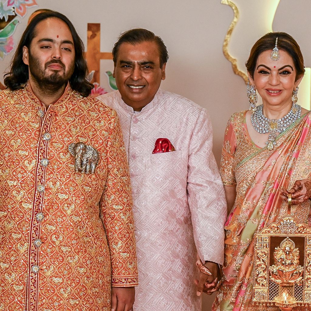 Anant Ambani mit seinem Vater Mukesh Ambani und dessen Frau Nita