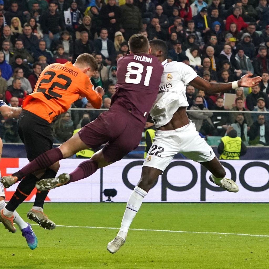 Anatoliy Trubin und Antonio Rüdiger während des Champions League Spiel