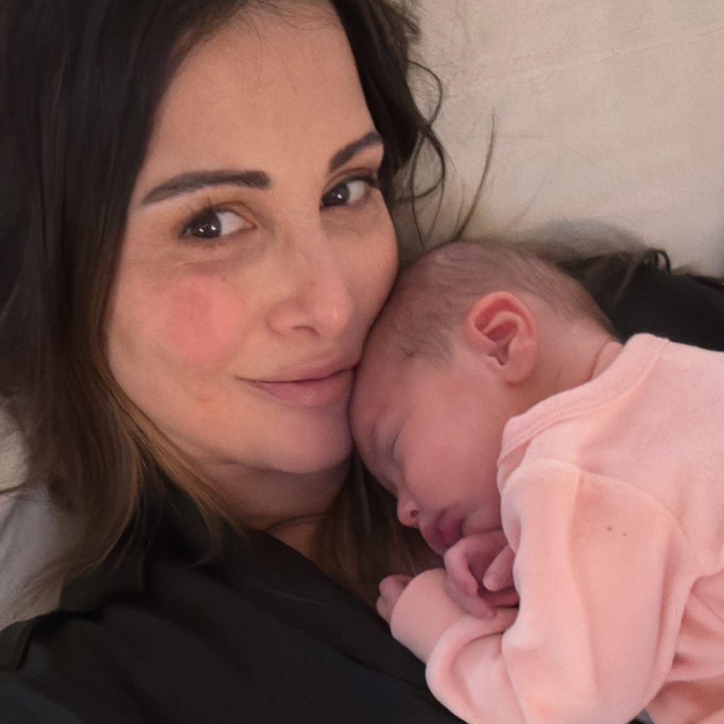 Andi Dorfman glücklich zu Hause nach OP, mit Tochter Harper, Dezember 2024