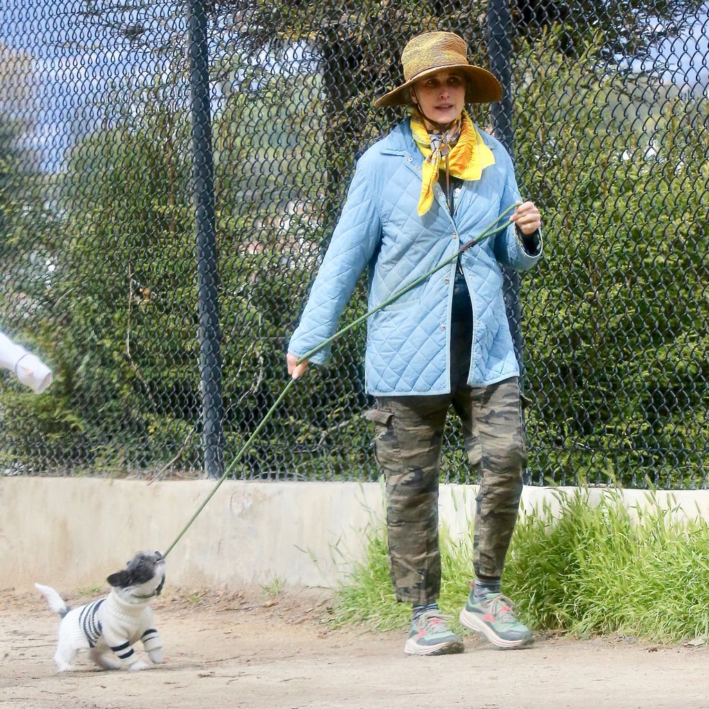 Andie MacDowell geht mit ihrem Hund spazieren