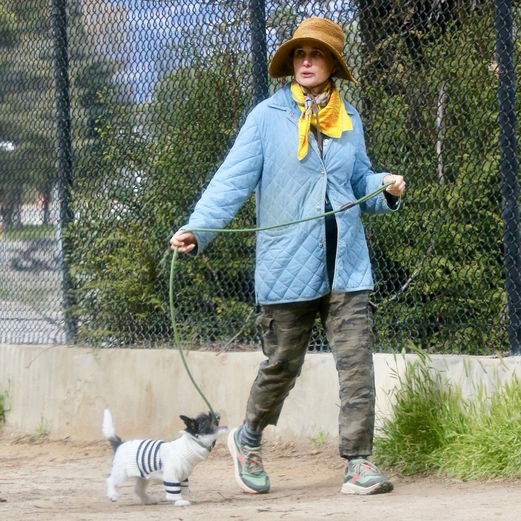 Andie MacDowell geht mit ihrem Hund spazieren