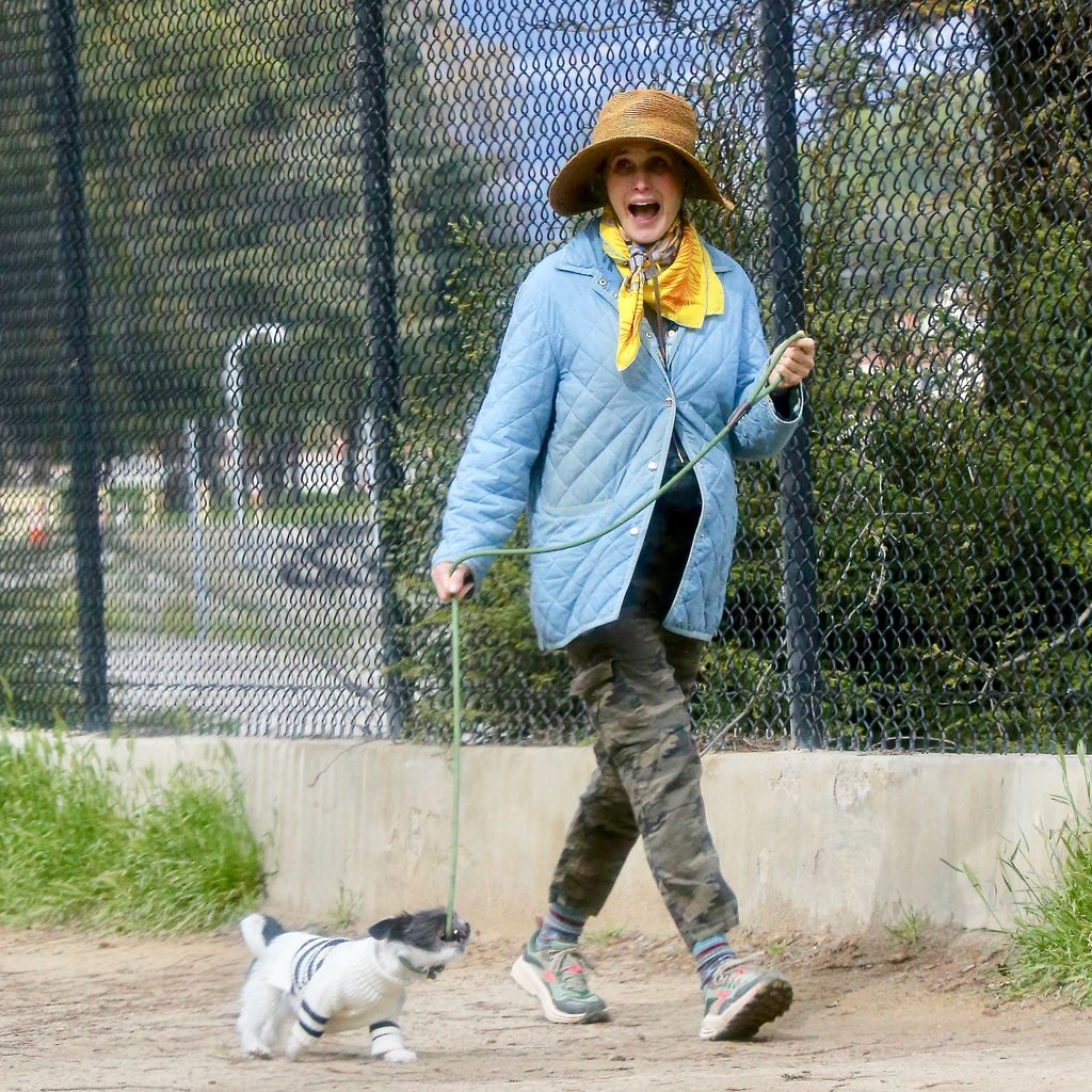 Andie MacDowell geht mit ihrem Hund spazieren