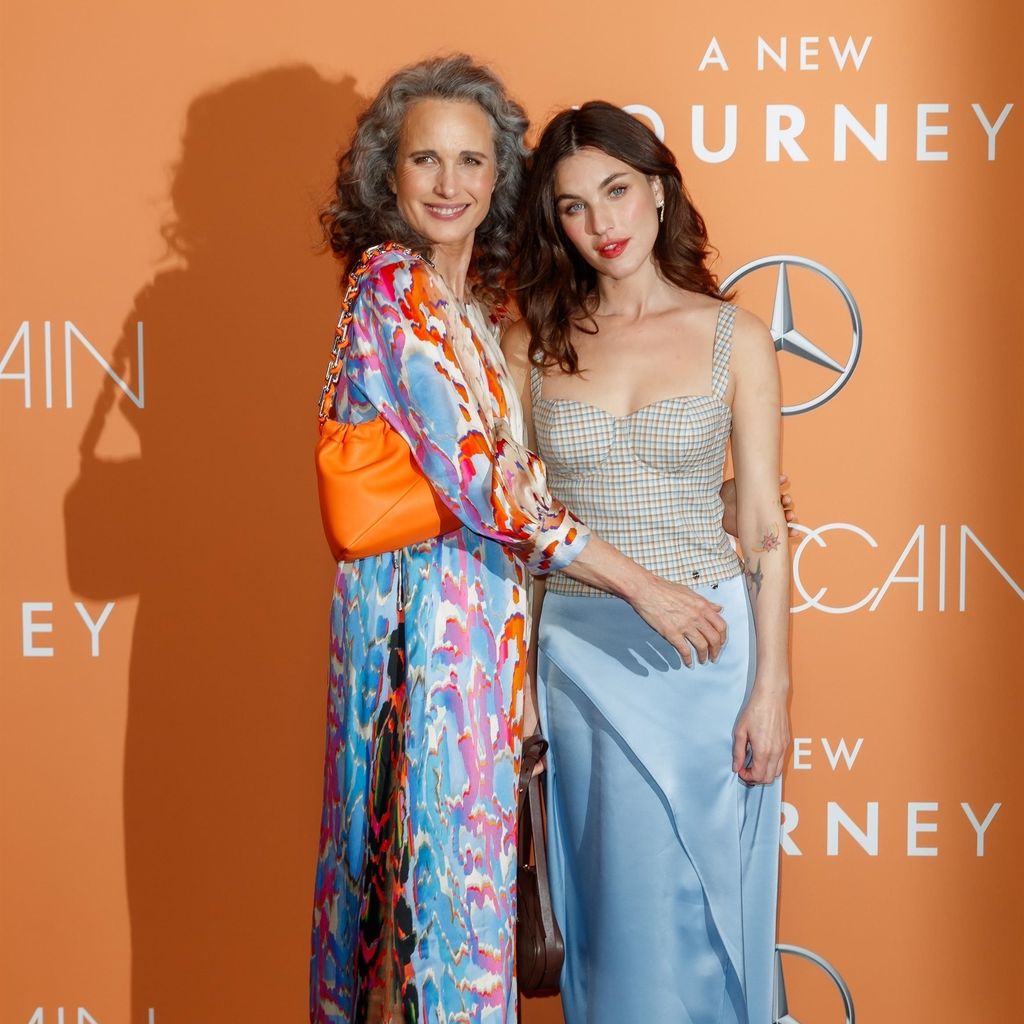Andie MacDowell und ihre Tochter Rainey Qualley auf der Berlin Fashion Week, Januar 2023