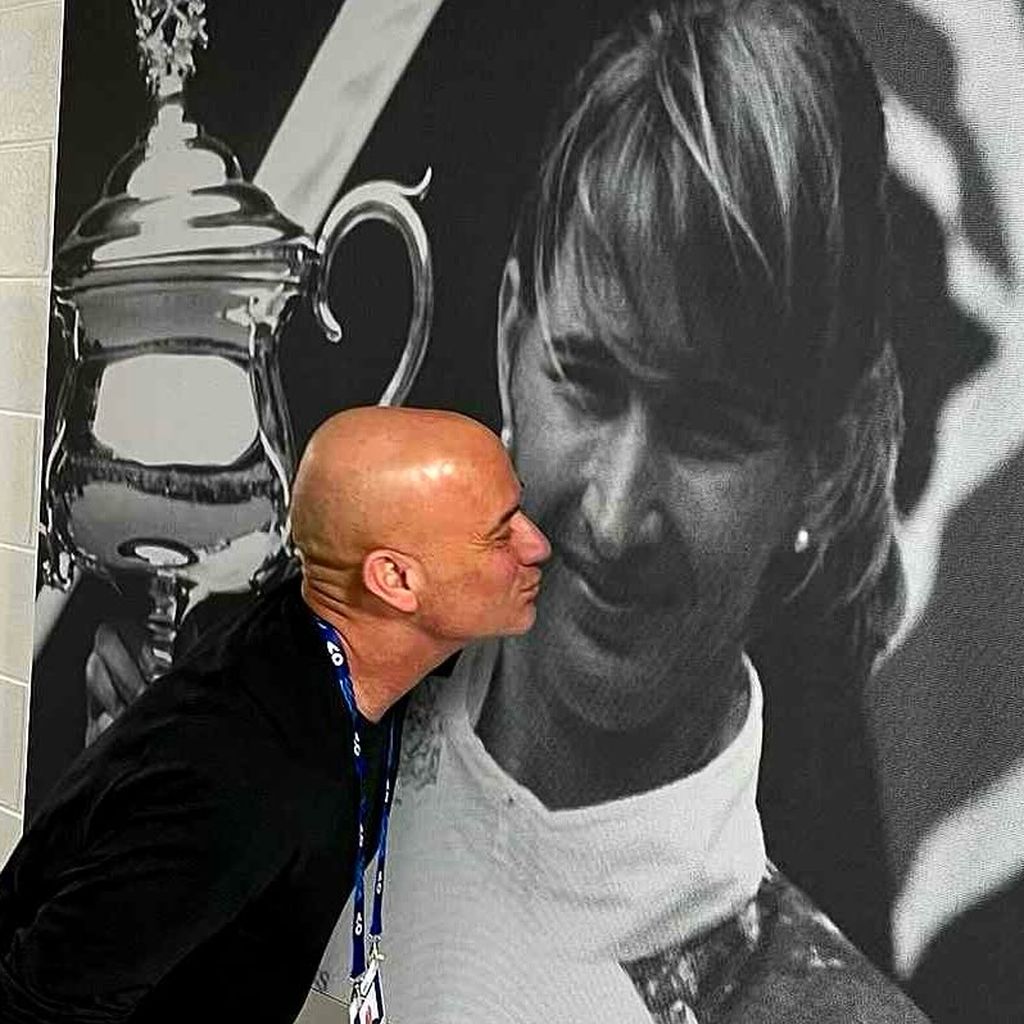 Andre Agassi mit einem Foto seiner Frau Steffi Graf
