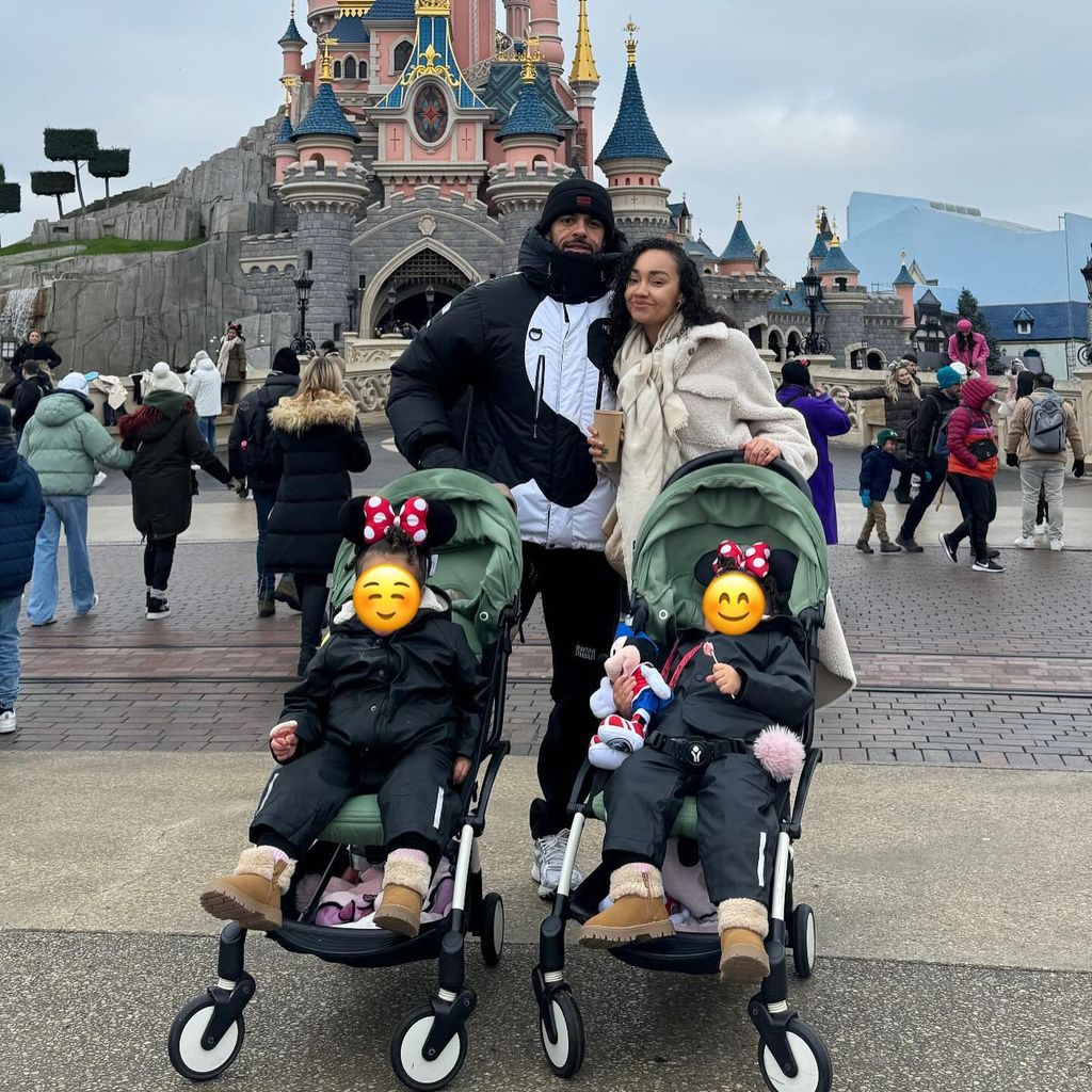 Andre Gray, Leigh-Anne Pinnock und ihre Töchter im Disney Land