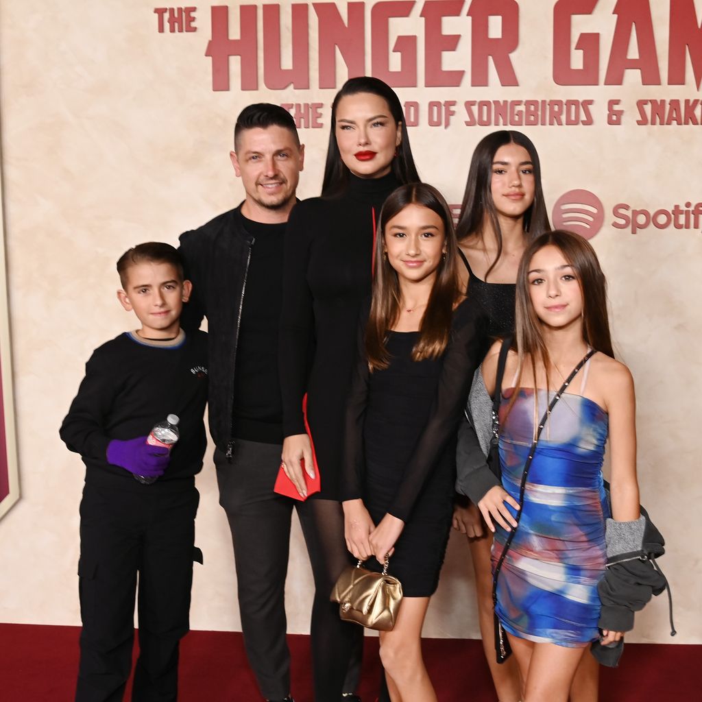 Andre Lemmers und Adriana Lima mit ihren Kids im November 2023