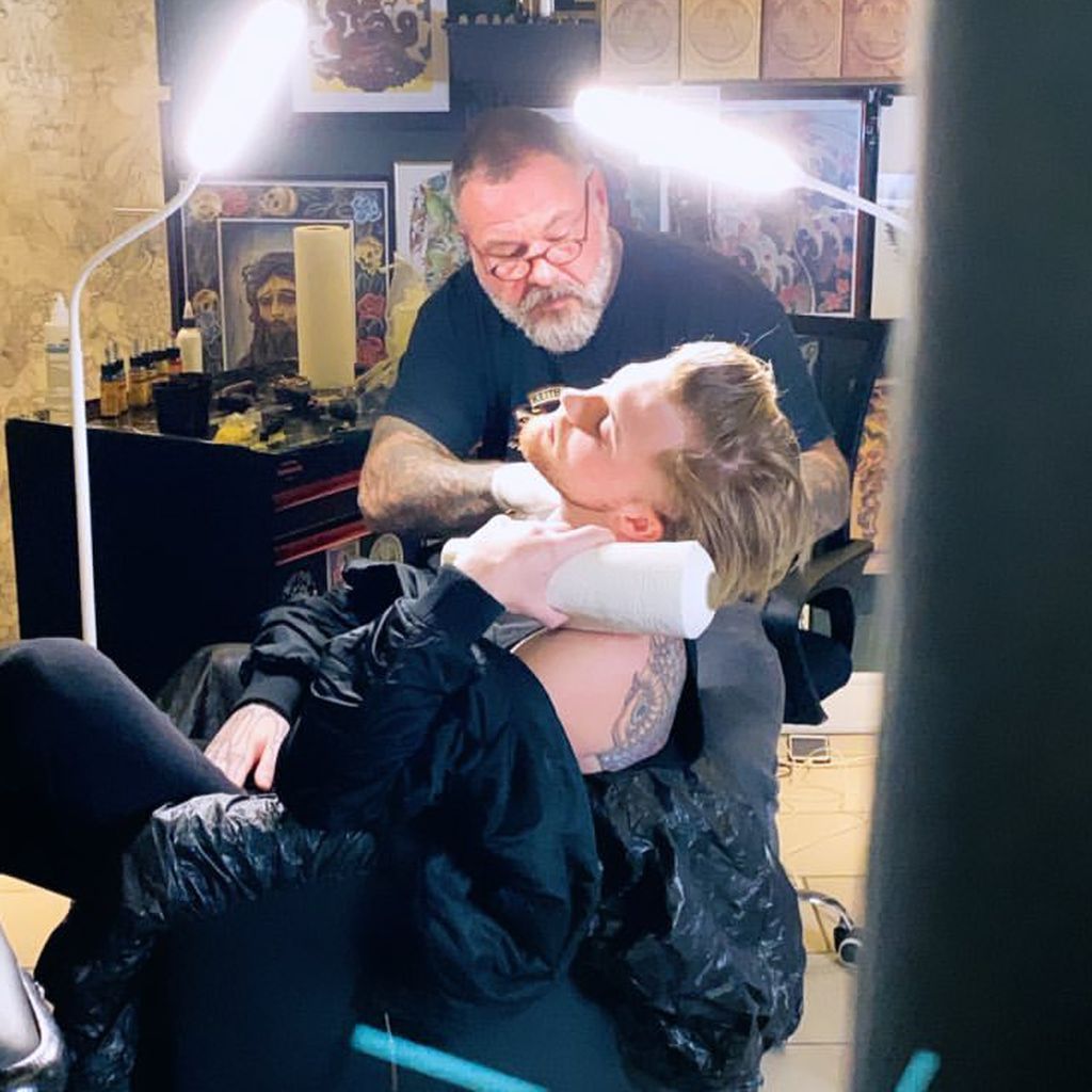 Andre Schiebler beim Tätowierer