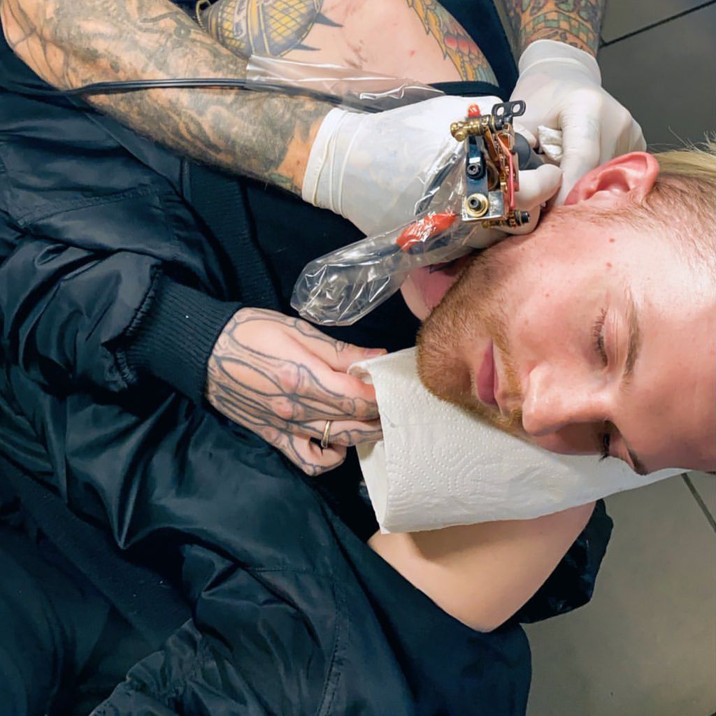 Andre Schiebler beim Tätowierer