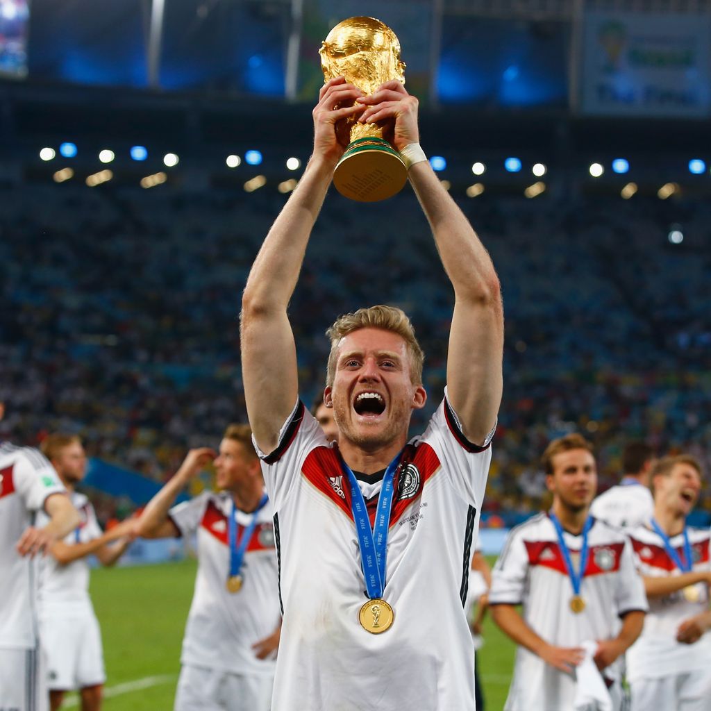 André Schürrle mit WM-Pokal