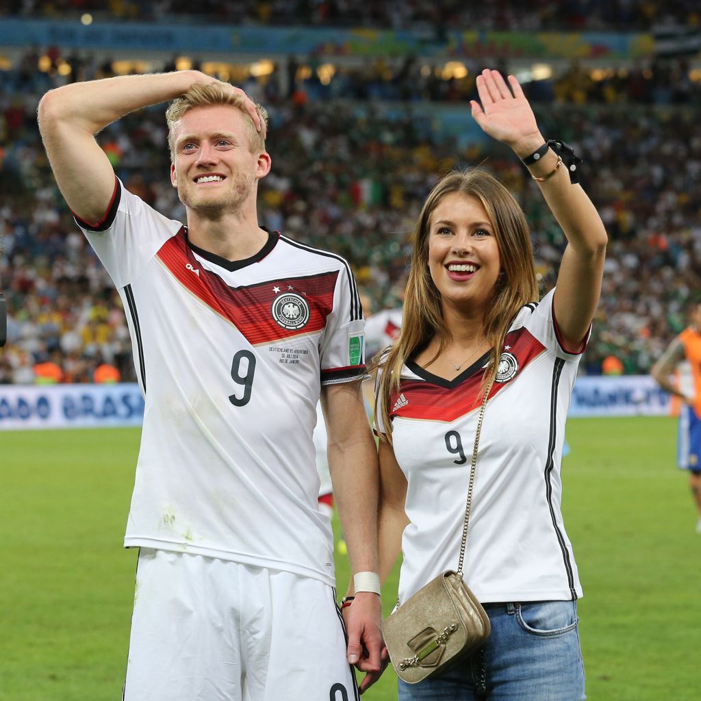 André Schürrle und Montana Yorke nach dem Sieg von Deutschland gegen Argentinien im WM-Finale