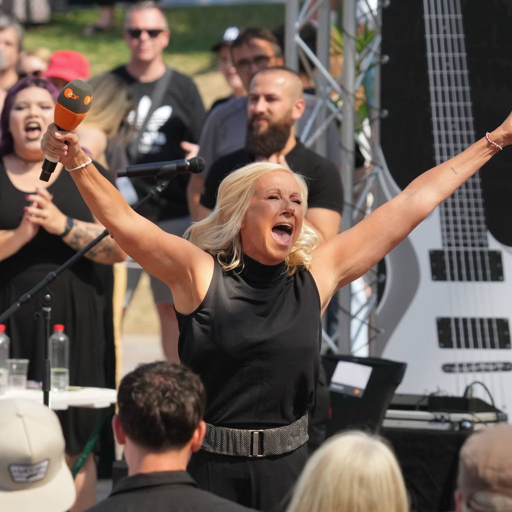 Andrea Kiewel jubelt im ZDF-Fernsehgarten beim Motto "Rock im Garten" in Mainz, 02.08.2026