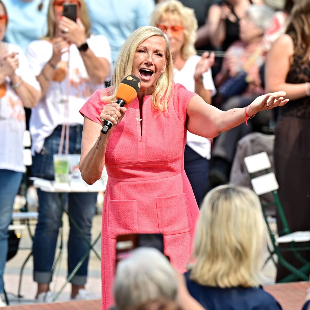 Andrea Kiwi Kiewel moderiert den ZDF-Fernsehgarten in Mainz am 10.05.2026