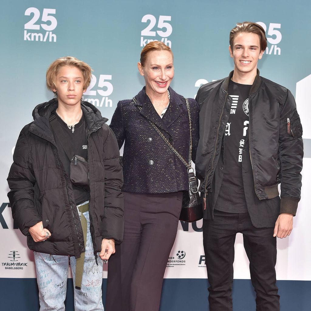 Andrea Sawatzki mit ihren Kindern Bruno ( l.) und Moritz (r.), 2018