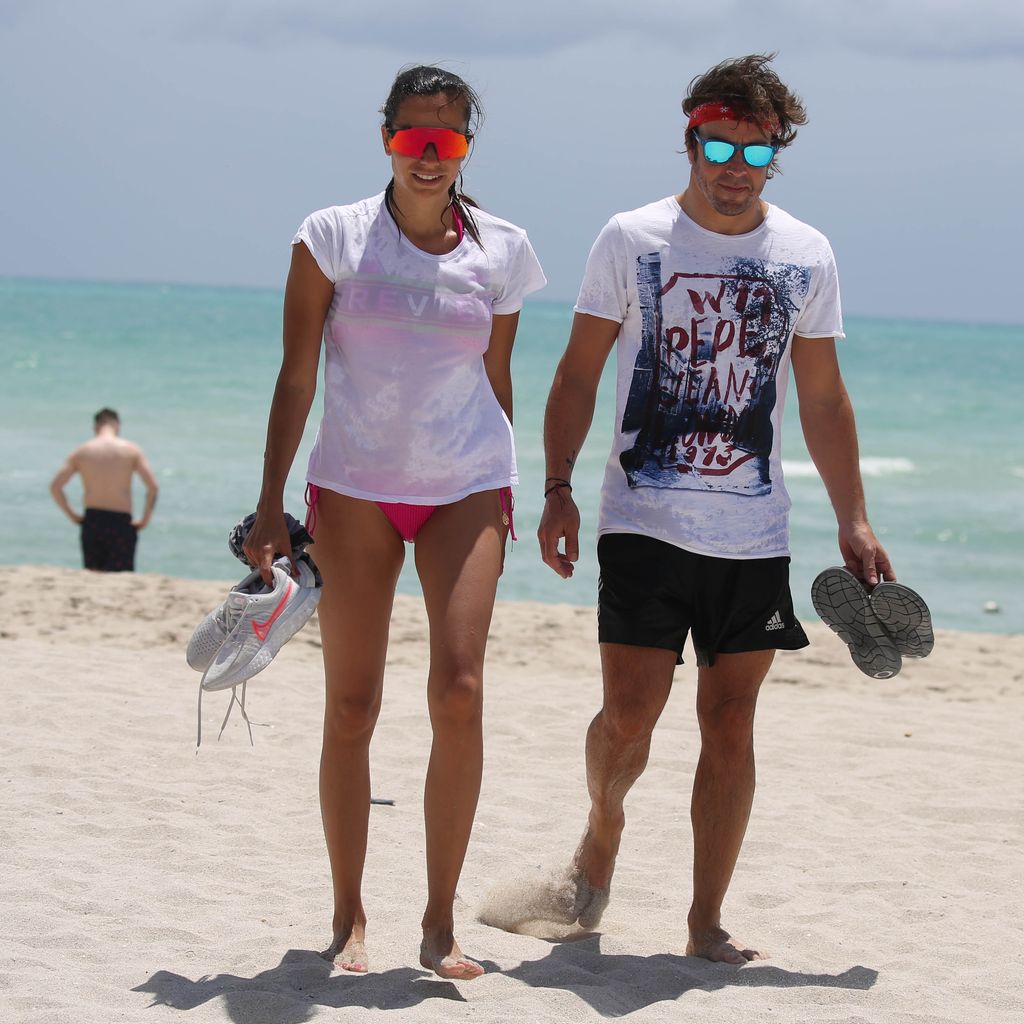 Andrea Schlager und Fernando Alonso am Strand in Miami