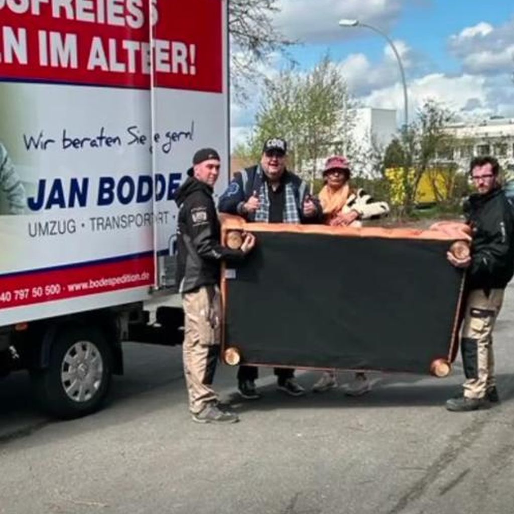 Andreas Ellermann (2. v. l.) und Nadja Abd El Farrag mit Umzugshelfern im Mai 2023