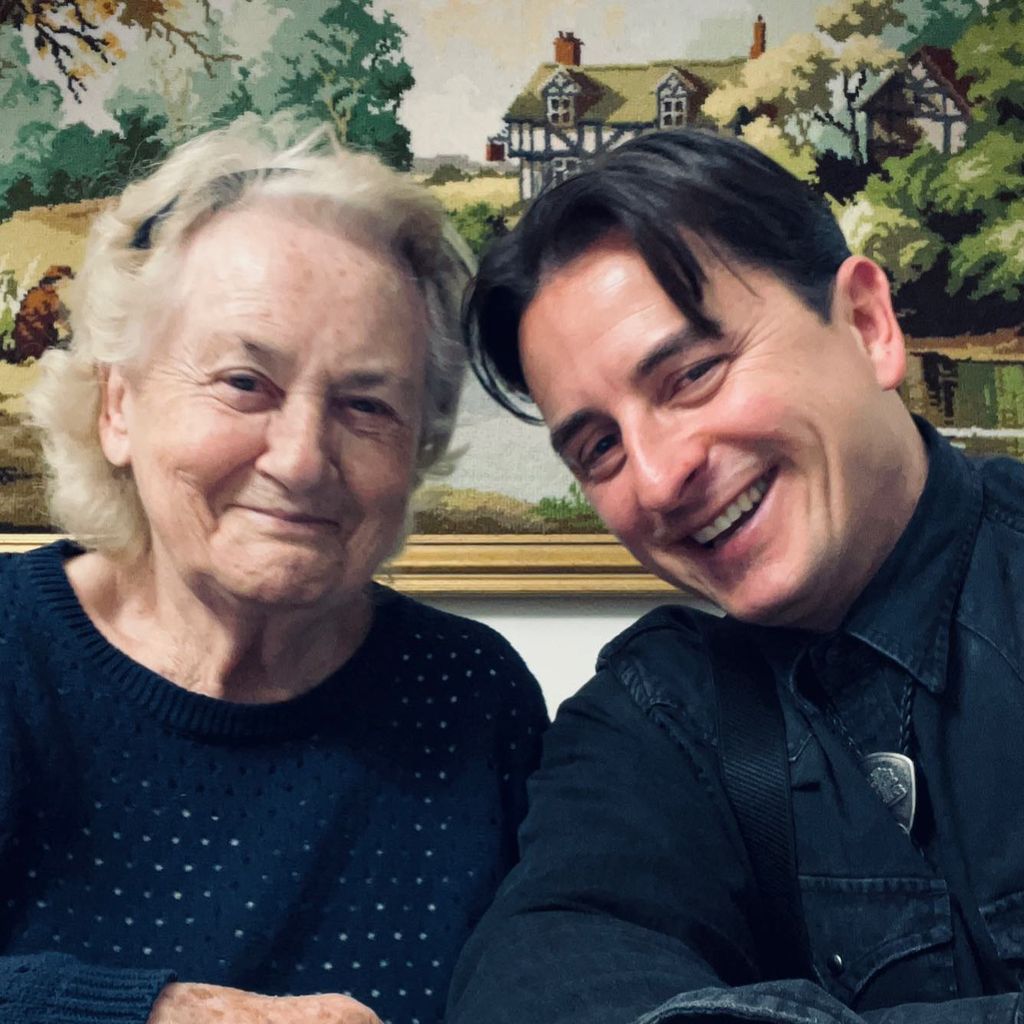 Andreas Gabalier mit seiner Oma Hermine, Weihnachten 2024