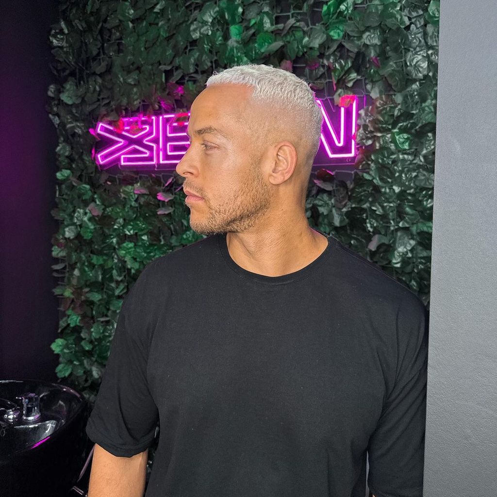 Andrej Mangold mit platinblonden Haaren