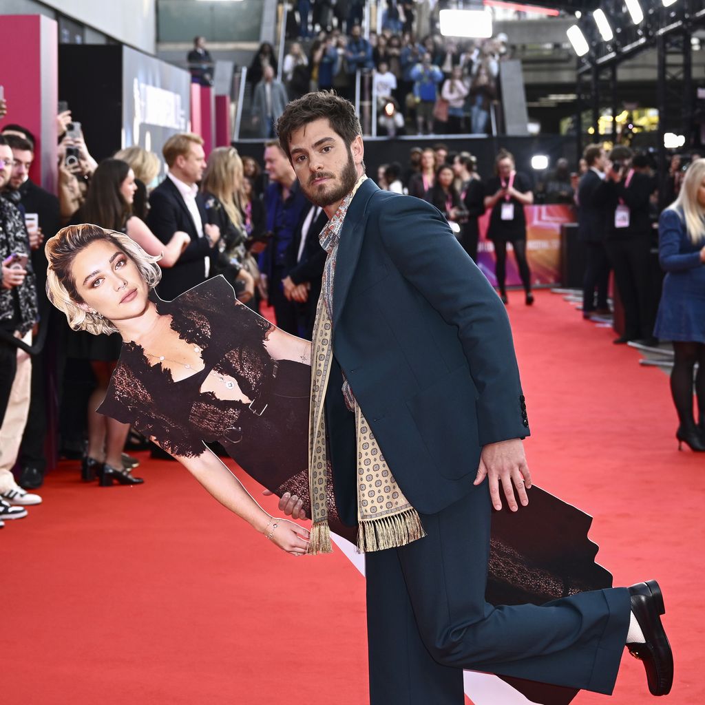 Andrew Garfield mit einem Pappaufsteller von Florence Pugh beim London Film Festival, Oktober 2024
