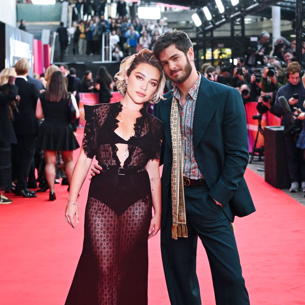 Andrew Garfield mit einem Pappaufsteller von Florence Pugh beim London Film Festival, Oktober 2024