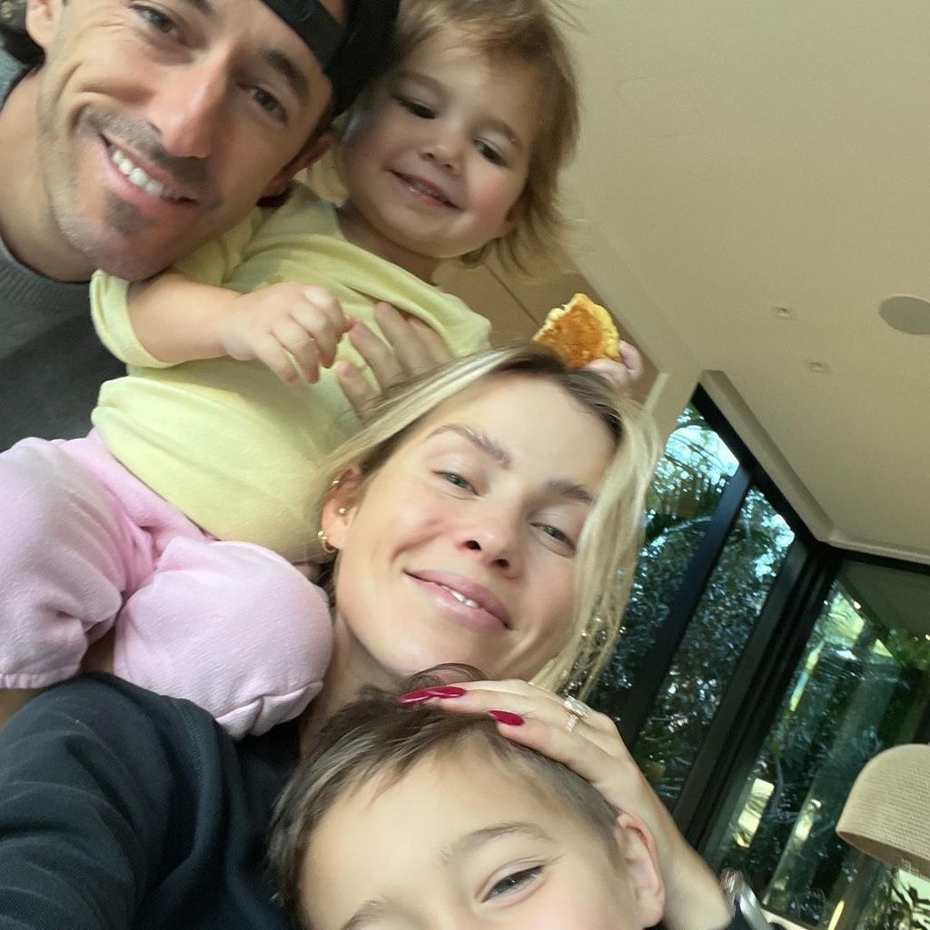 Andrew Joblon und Claire Holt mit ihren beiden Kids
