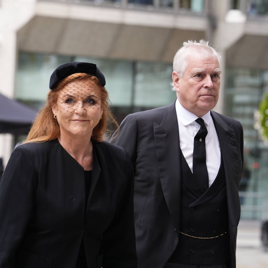 Andrew Mountbatten-Windsor und Sarah Ferguson bei der Trauerfeier der Duchess of Kent in Westminster Cathedral, London