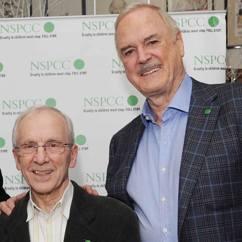 Andrew Sachs und John Cleese (r.) beim "Comedy Raost" in London