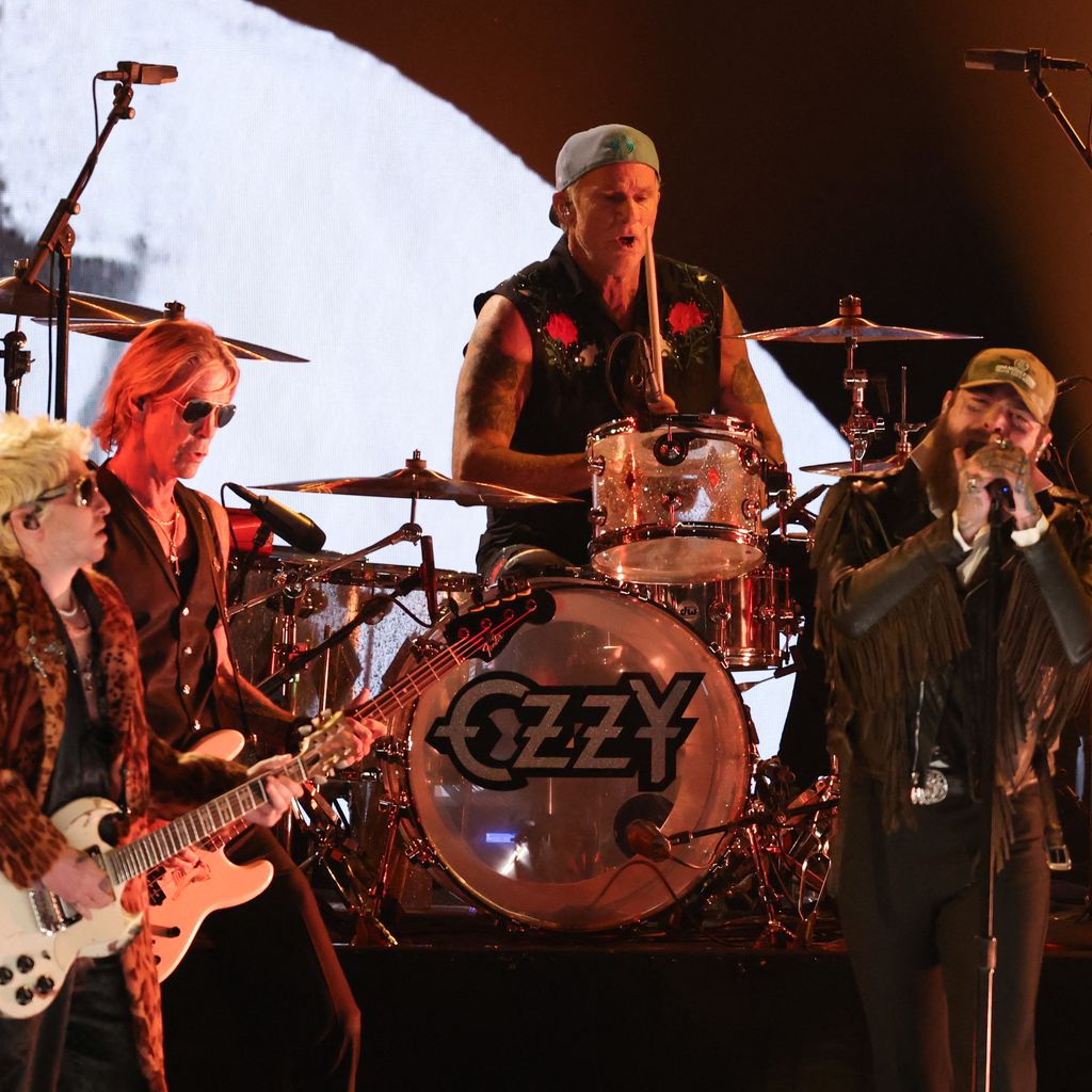 Andrew Watt, Duff McKagan, Chad Smith und Post Malone zollen Ozzy Osbourne bei den Grammy Awards 2026 in Los Angeles Tribut