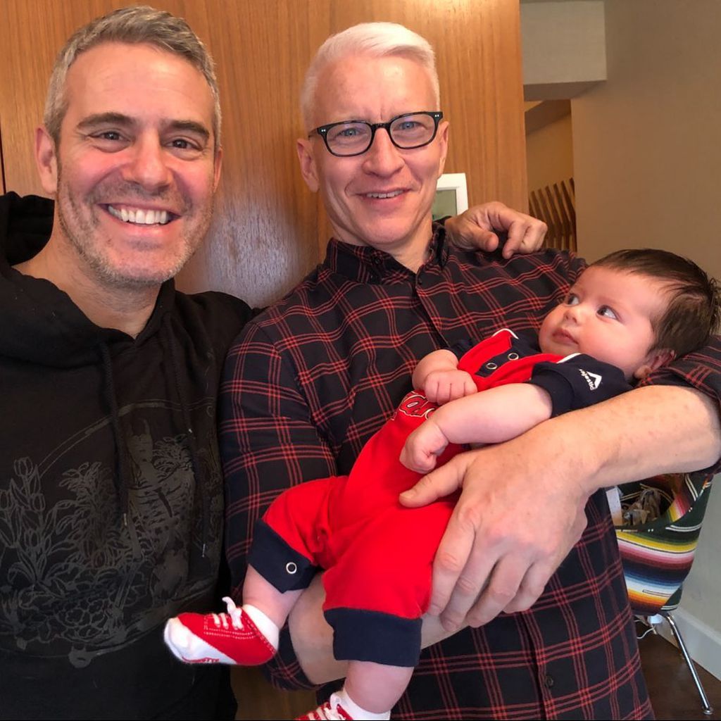 Andy Cohen mit seinem Sohn Benjamin und Anderson Cooper