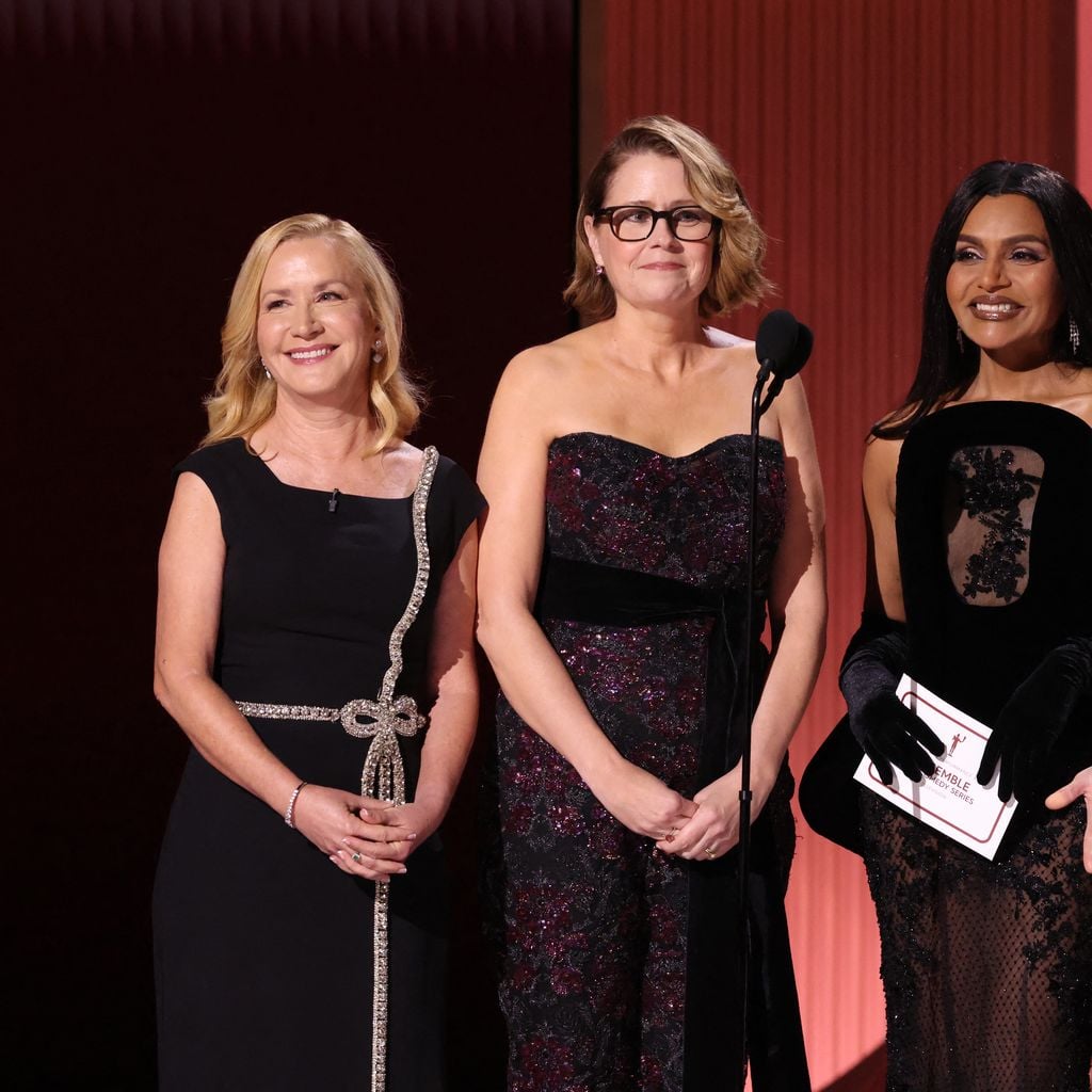 Angela Kinsey, Jenna Fischer, Mindy Kaling und Ellie Kemper präsentieren den Ensemble-Preis Comedy bei den Actor Awards 2026 in Los Angeles