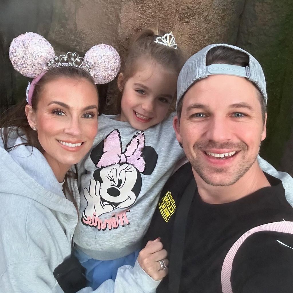 Angela Lanter und Matt Lanter mit ihrer Tochter