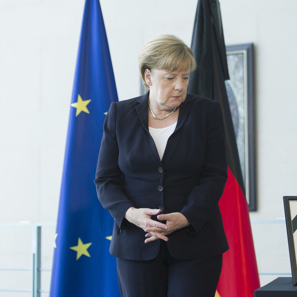 Angela Merkel mit einem Bild von Helmut Kohl