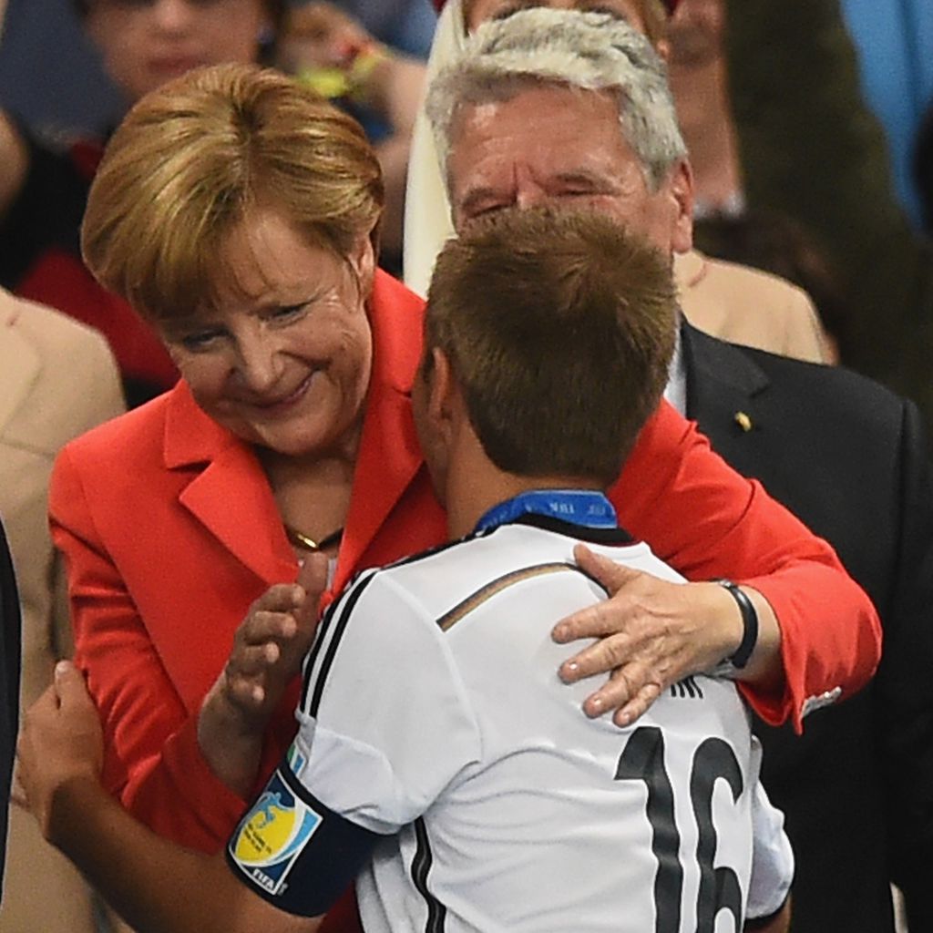 Angela Merkel und Philipp Lahm bei der Siegerehrung nach dem WM Finale 2014