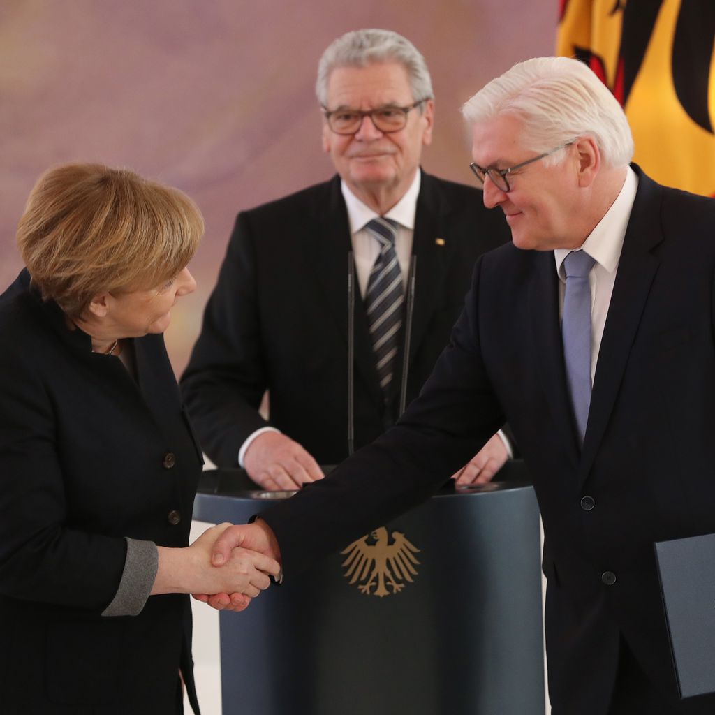 Angela Merkel und Frank-Walter Steinmeier vor Joachim Gauck