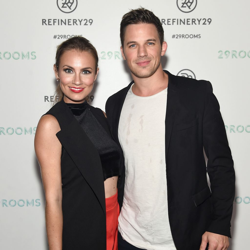 Angela und Matt Lanter auf einer Party von Refinery29