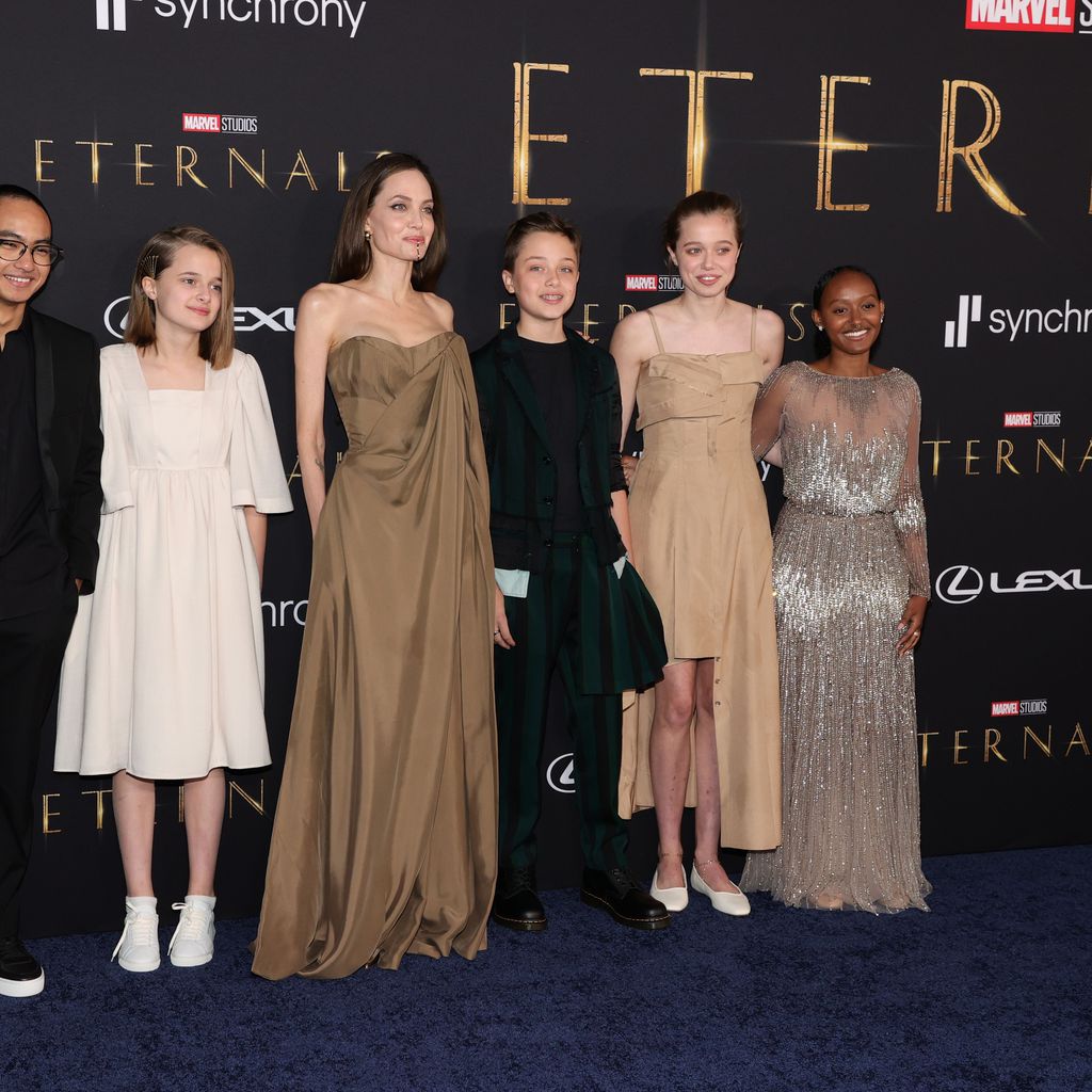 Angelina Jolie (m.) mit ihren Kindern Maddox, Vivienne, Knox, Shiloh und Zahara