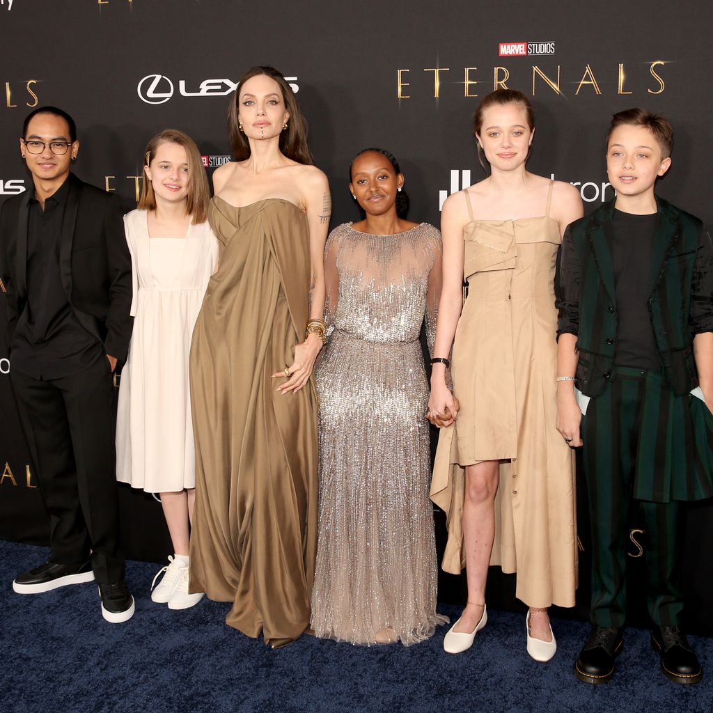Angelina Jolie (m.) mit ihren Kindern Maddox, Vivienne, Zahara, Shiloh und Knox