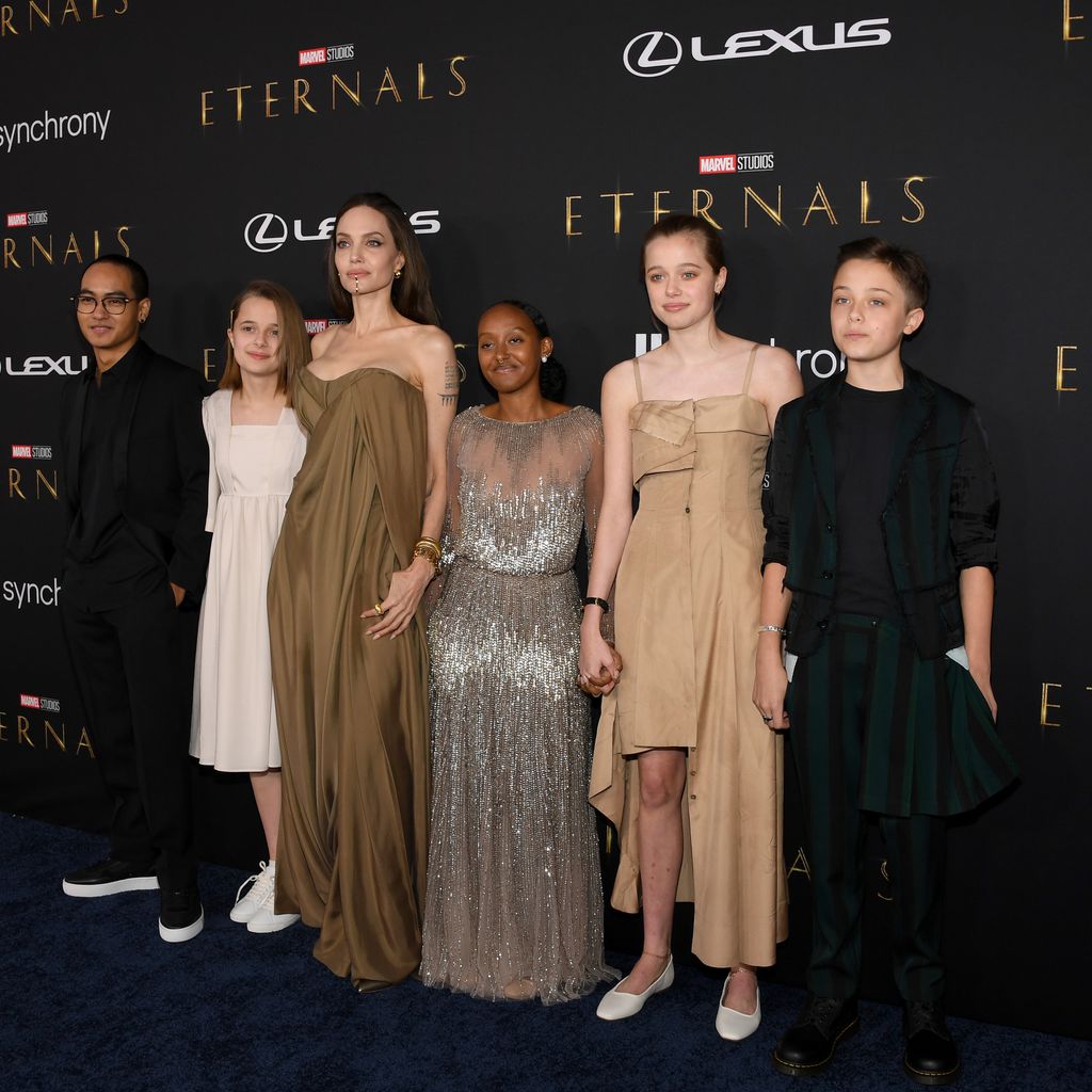 Angelina Jolie (m.) mit ihren Kindern Maddox, Vivienne, Zahara, Shiloh und Knox