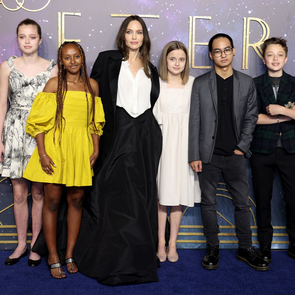 Angelina Jolie (M.) mit ihren Kindern Shiloh, Zahara, Vivienne, Maddox und Knox, 2021